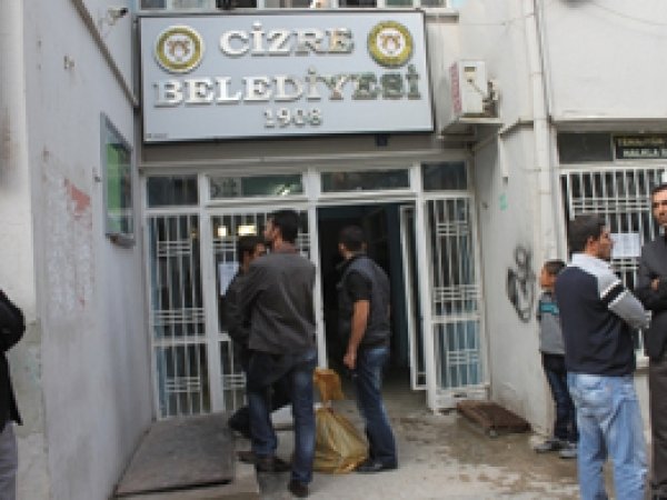 Cizre Belediyesi’ne baskın