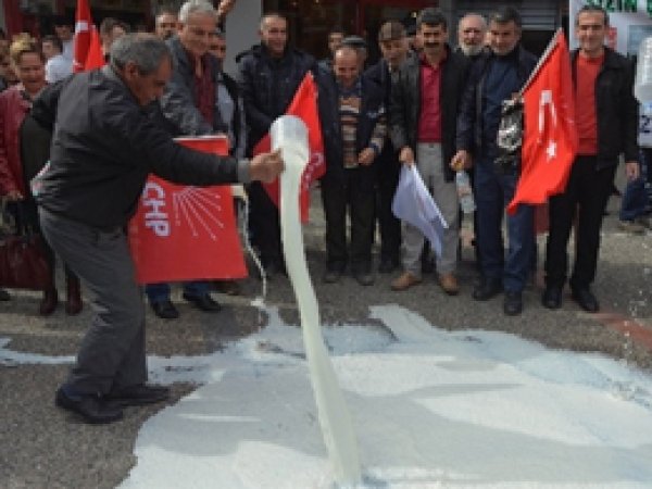 CHP'liler litrelerce sütü sokağa döktü