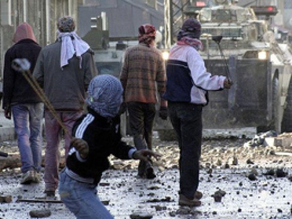 Yüzünü kapatıp polise taş atana 8,5 yıl hapis