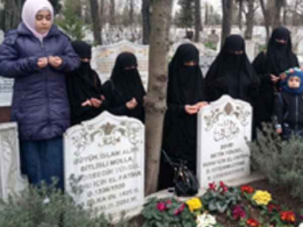 HÜDA PAR heyeti şehid Metin Yüksel'i andı