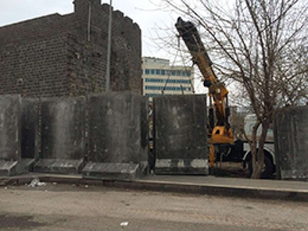 Sur'un etrafına beton blok