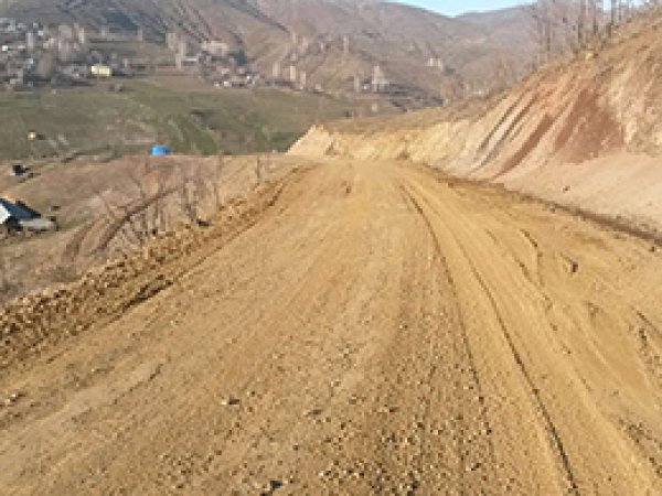 8 milyonluk asfalt yol toprağa döndü