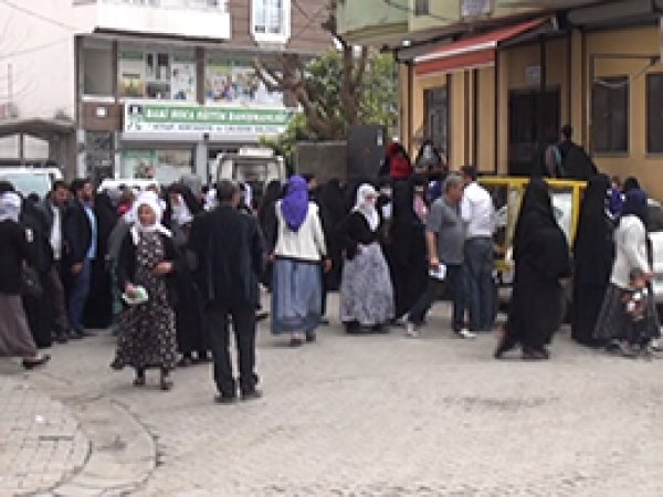 Cizre'de yardım alma kuyruğu