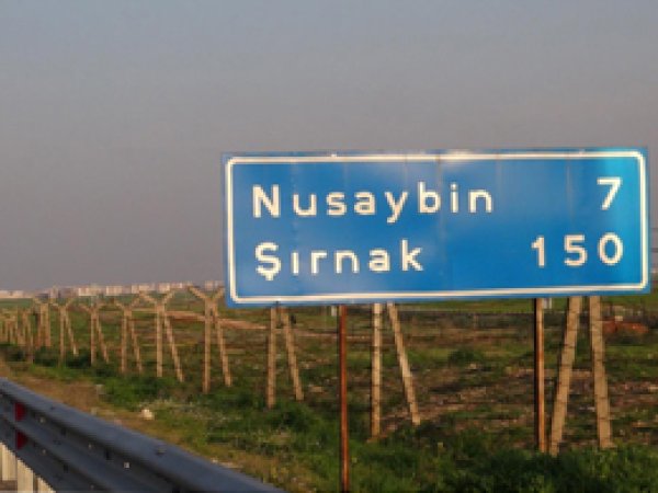 Barikatlar top atışlarıyla imha ediliyor