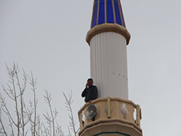 'Gençler minareden inmiyor'