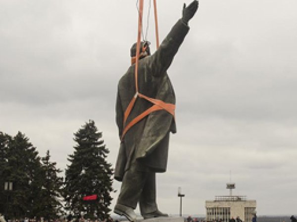 Ukrayna’nın en büyük Lenin heykeli söküldü