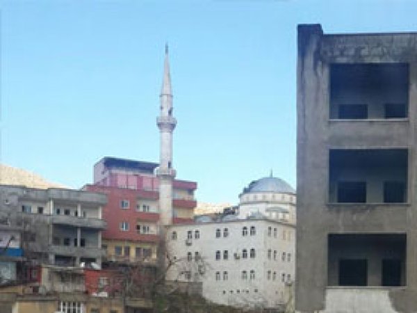 Şırnak'ta camiye roket isabet etti