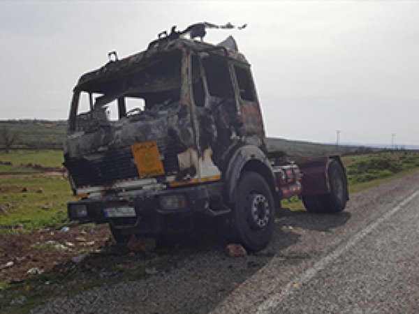 Şırnak'ta 2 TIR yakıldı 