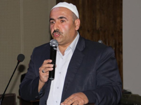 En zifiri karanlık fecrin doğduğu andır