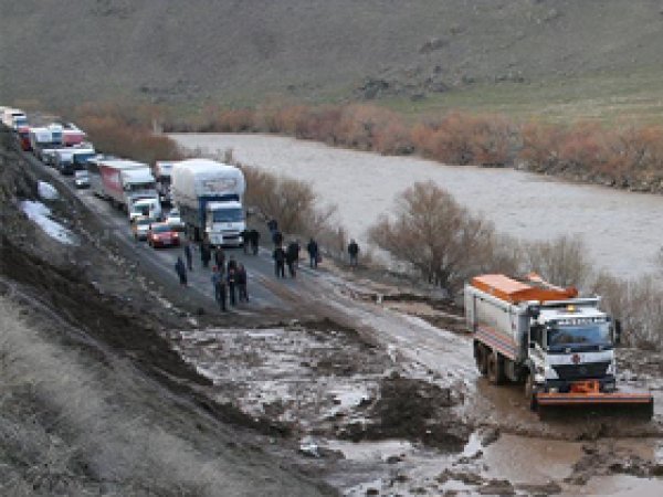 Ağrı'da heyelan yolu kapattı