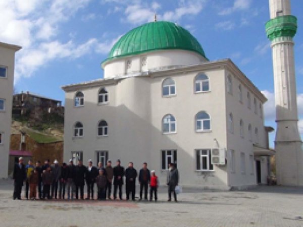 Doğup büyüdüğü köye külliye yaptırdı