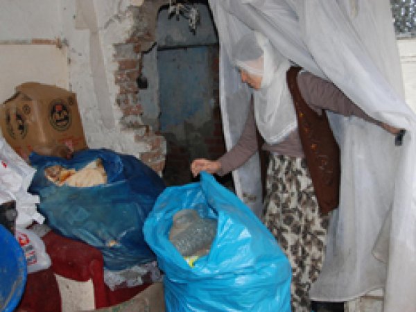 90'larda köyü yakıldı şimdi de evinden oldu