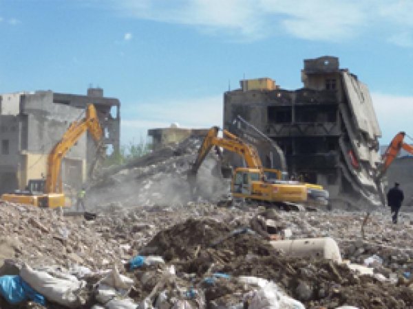 Cizre'de yıkım çalışmaları başladı