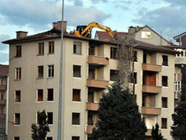 İş makinesini 5. kata çıkardılar