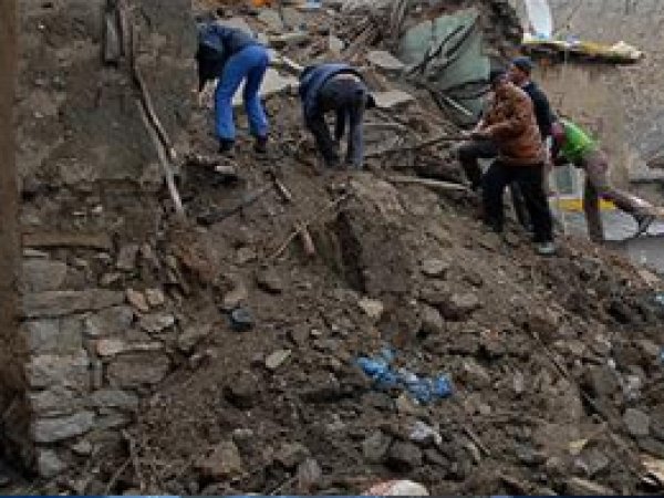 Hakkari'de ev çöktü: 4 ölü