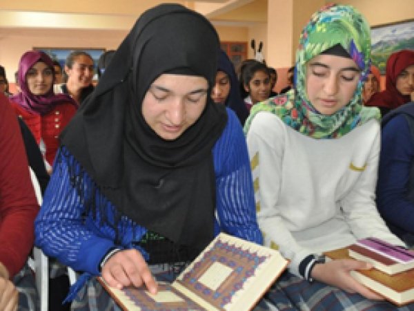 Iğdır'da lise öğrencilerine Kur'an hediye edildi