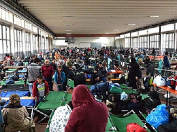 Almanya'da mülteci kamplarına polis baskını