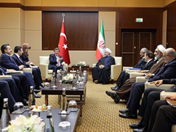Davutoğlu, Ruhani ile görüştü