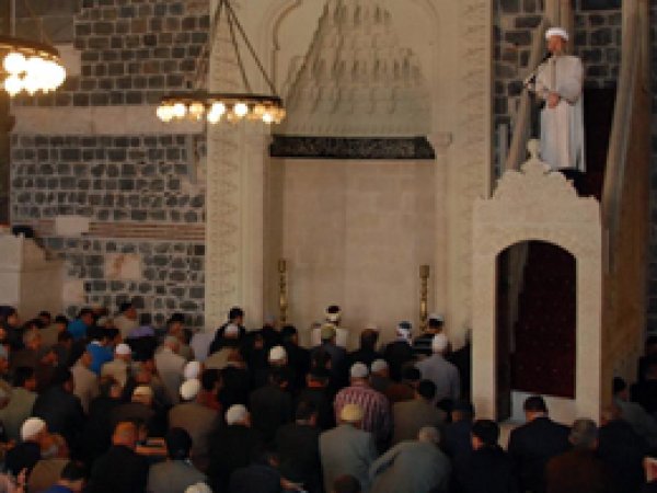 “Allah’ın ipine sımsıkı sarılın”