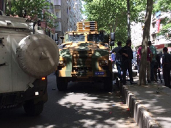 Zırhlı askeri araç yaşlı kadını ezdi