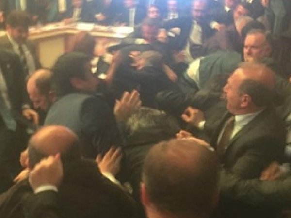 HDP'liler Meclis'te yine kavga çıkardı