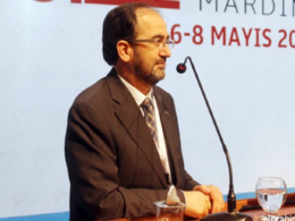 'İlahiyat fakülteleri postallar altında ezilmiş'