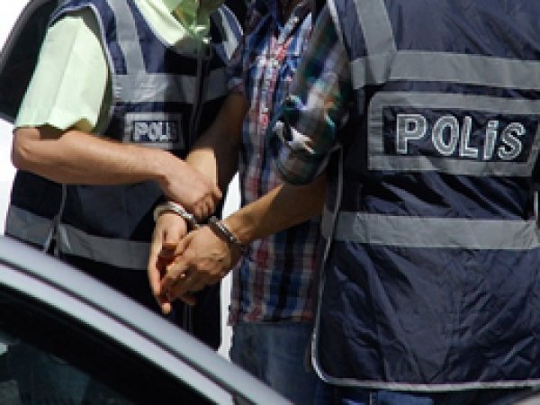 FETÖ mensubu 12 doktor yakalandı