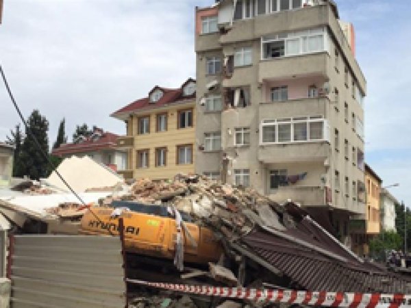 İstanbul'da tahliye edilen apartman çöktü