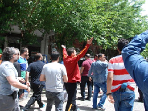 Sur halkı HDP heyetine tepki gösterdi