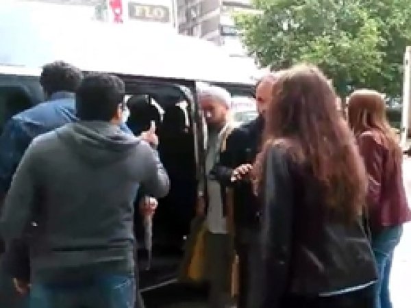 Ankara'da tesettür bildirisi dağıtanlara saldırı