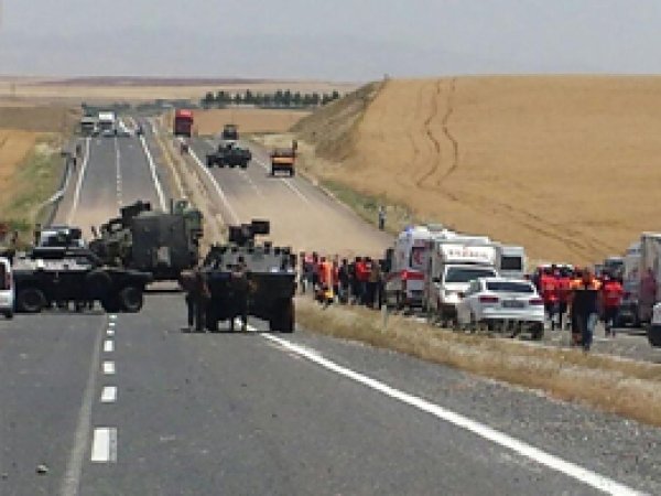 Askeri araç geçişi sırasında patlama: 8 yaralı