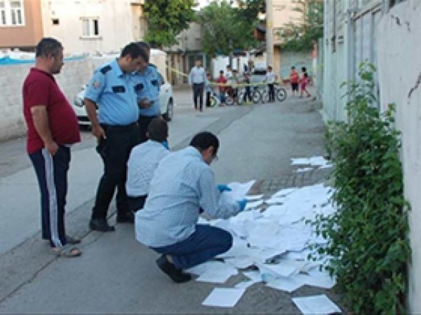 Sokak ortasında resmi evraklar bulundu