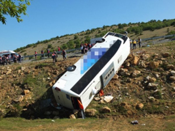 Yolcu otobüsü devrildi: 3 ölü, 15 yaralı