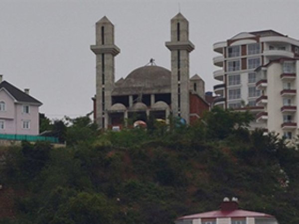 Kiliseye benzetilen cami 10 yıldır bitirilemiyor