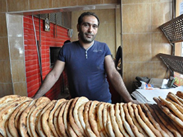 17 yıldır muhtaçlara ekmek dağıtıyor