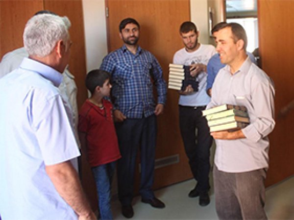 Hastalara Kur'an ve seccade hediye edildi