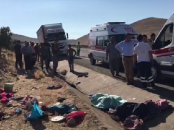 Birecik'te trafik kazası: 2 ölü, 30 yaralı