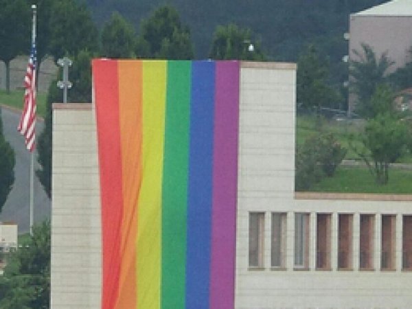 ABD Ankara'ya LGBT bayrağı astı