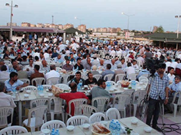 Kahta'da 2 bin 500 kişiye iftar verildi