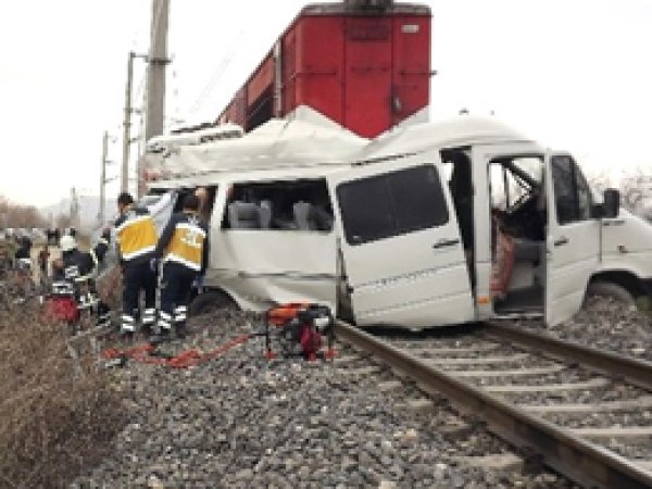 Elazığ'da Tren minibüse çarptı: 7 ölü