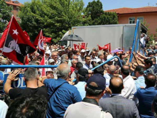 CHP'li protestocu gruba müdahale