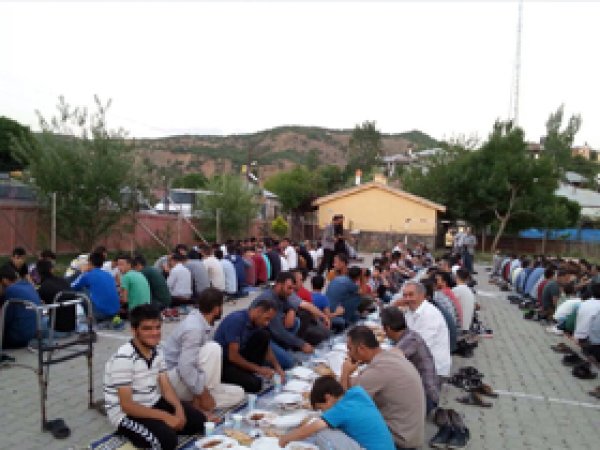 İslami STK'ların iftar programları sürüyor