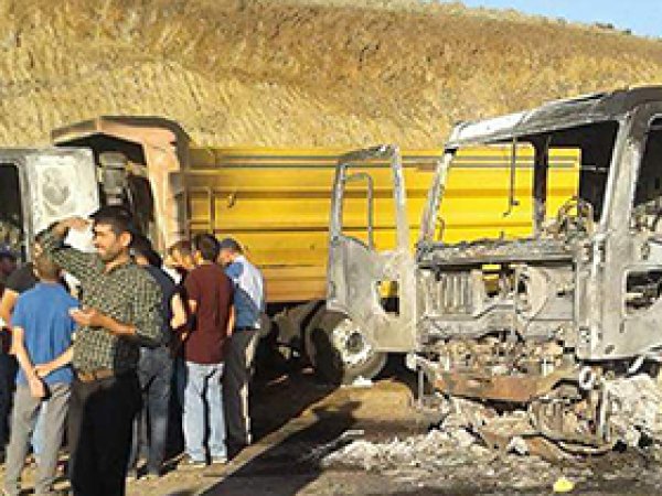 Muş'ta 5 iş makinesi yakıldı