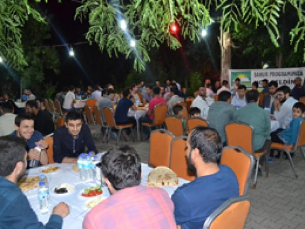 Muş HÜDA PAR Gençlik Kolları’ndan sahur