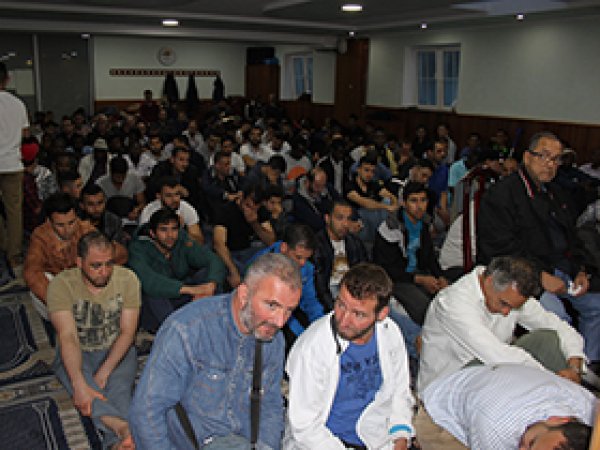 Vahdet Camiden hergün yüzlerce kişiye iftar