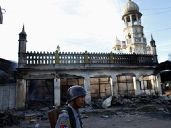 Myanmar'da ırkçı Budist grup cami yaktı 