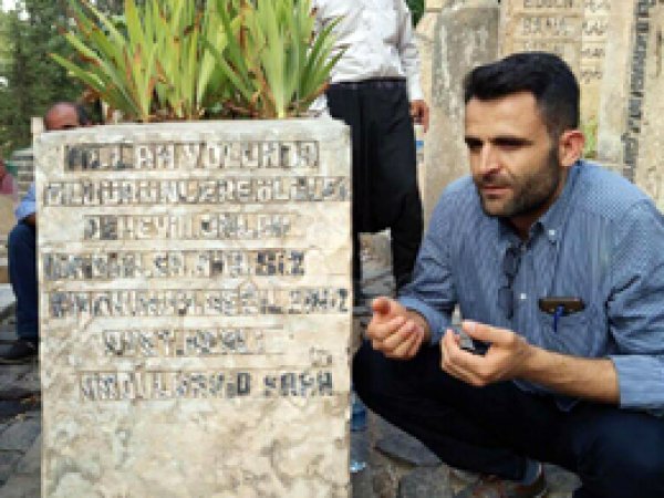 Abdulvahid Kara kabri başında yâd edildi