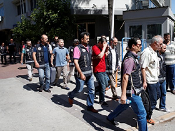 İzmir'de 2 amiral 4 binbaşı gözaltına alındı