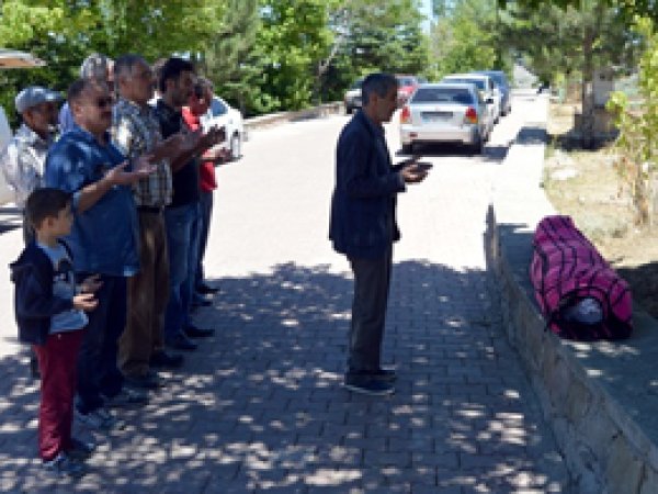 Üç polisi öldüren gence 'tabutsuz' cenaze namazı