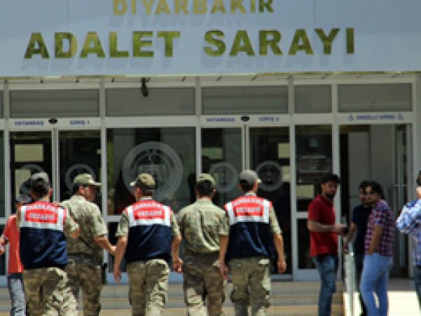 Diyarbakır’da 47 hâkim ve savcı gözaltında